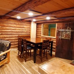 Rainier Cottages - Huckleberry Dining Area