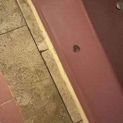 Red Roof Inn Sutton - Another burn mark on the jaccuzii lol