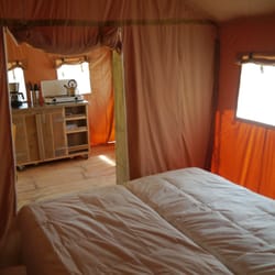 Campingplatz im Borntal - Echte Betten auf dem Campingplatz? Das gibt's! In unseren Safarizelte gibt es Boxspring Betten und andere komfortablen Möbel.