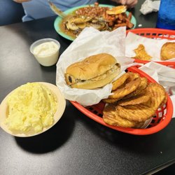 Leo & Susie's Famous Green Top Bar BBQ - Buffalo chips, chicken sandwhich & potato salad (needed salt)