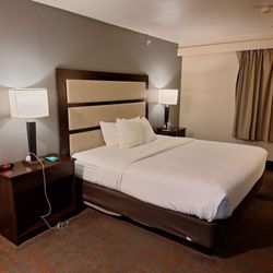 Best Western Sunridge Inn & Conference Center - Spacious king bed room (2nd floor, building 5)