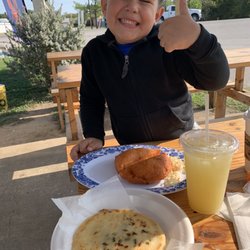 Pupusas y pasteles de pollo y papa