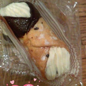 Elizabeth Bakery - Mini Cannoli - Bakeries Near Me - South Gate, California