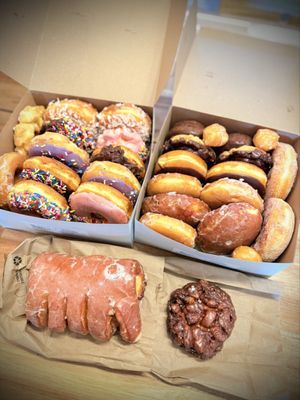 Dee's Donuts by null