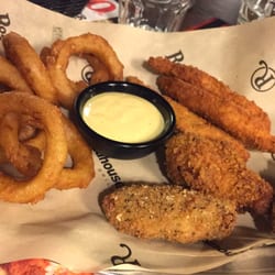 Roadhouse Grill - #Roadhouse Grill #Bergamo - Crispy Mix di petto di pollo, alette e anelli di cipolla bianca. Accompagnati da mostarda