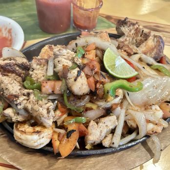 Nando's Mexican Cafe - Chicken & Shrimp Fajitas with lots of bell peppers & onions -- deeeeelish. - Mexican Near Me - Gilbert, Arizona