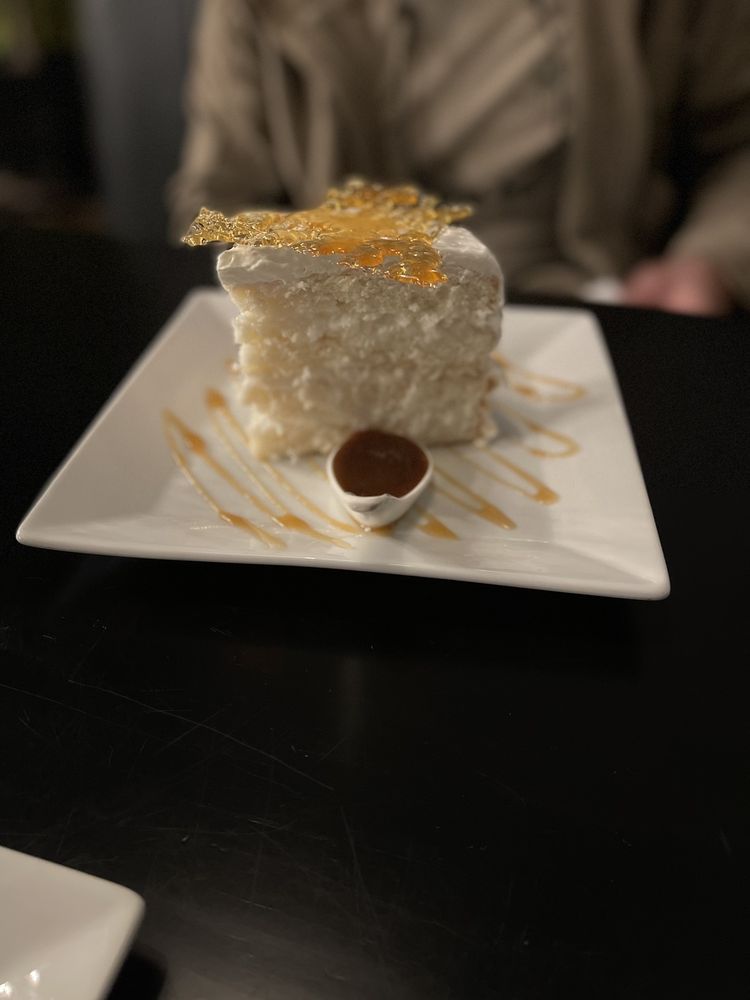 Mona Lisa's Dessert House Logo