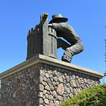 Vino Bello Resort - Winemaker sculpture on vineyard trail - Resorts Near Me - Napa, California