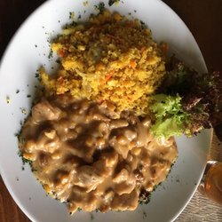 Mama Africa - Krokodilgeschnetzeltes mit Walnüssen Mais und Zwiebeln neben Couscous