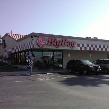 Bob's Big Boy - This is the Bob's Big Boy anchoring this strip mall in Northridge CA - Diners Near Me - Northridge, California
