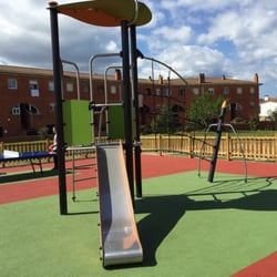 Parque Infantil - Zona con tobogan y mesa de ping pong