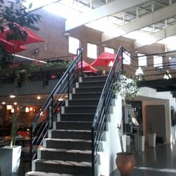 La galería tiene un primer piso que la mayoría de los que la cruzan nunca pisó.