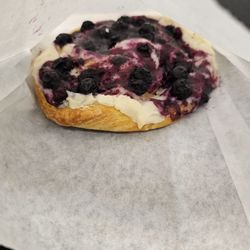 Baking Wahines Bakery Cafe - Blueberry cinnamon roll