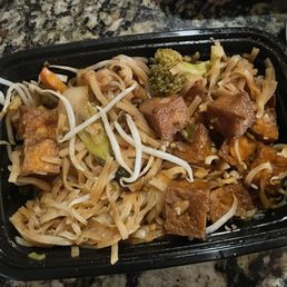 Vegan pad Thai with tofu and veggies! Vegan pad Thai with tofu and veggies!