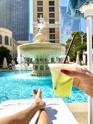 Bellagio Pool by null