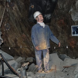 Deutsches Schieferbergwerk - Automatischer Bergmann erklärt modernen Schieferabbau