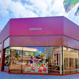 Exterior outside entrance of Hermès - HERMÈS moved into this new building for more space - San Diego, California Exterior outside entrance of Hermès - HERMÈS moved into this new building for more space - San Diego, California