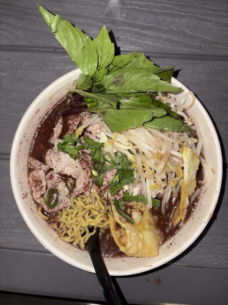 Maui Thai Noodles Logo