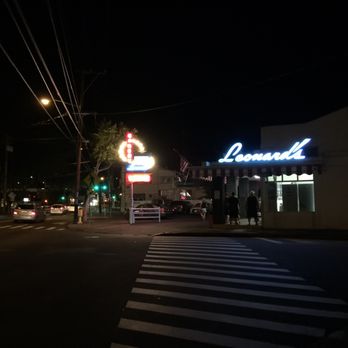 Leonard's Bakery - 01.10.18 I see the store! - Bakeries Near Me - Honolulu, Hawaii Leonard's Bakery - 01.10.18 I see the store! - Bakeries Near Me - Honolulu, Hawaii