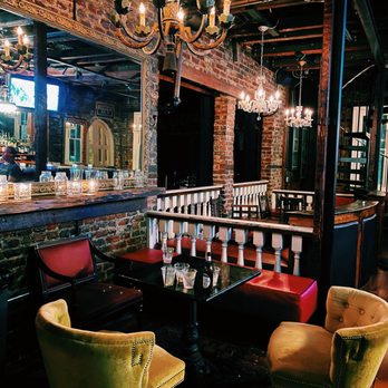 Henry's Rooftop Deck - Cool little upstairs bar area - Bars Near Me - Charleston, South Carolina