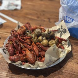 Floyds - Pearland - 2 pounds of crawfish with mushrooms