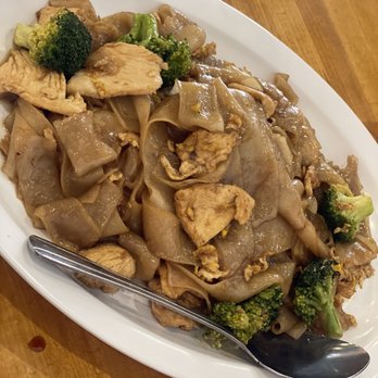 Boonsee Thai Kitchen - Norco - Pad See Ew with chicken. Very Good! - Thai Near Me - Norco, California