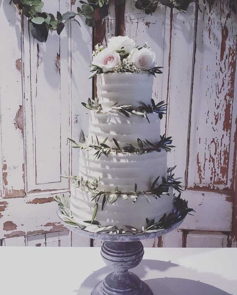 Lisa's Cakery Logo