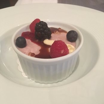 Artischocke - Hausgemachte Holundermousse mit Vanillemark und Beeren - French Near Me - Montabaur, RP