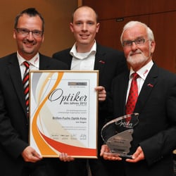 Brillen-Fuchs - Optiker des Jahres 2012 (vlnr: Inhaber Heinjochen Fuchs, Filialleiter City-Galerie Sebastian Gerhard, Senior Steffen Fuchs)