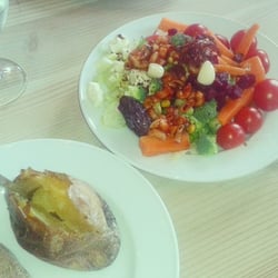 Rib House - Tallerken fra salatbaren og bagt kartoffel uden noget