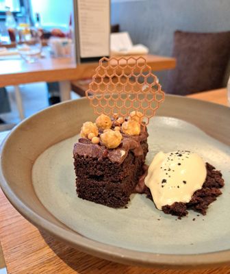 ēst Restaurant by null