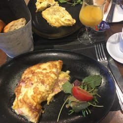 Café Sandra - Omelettes and more bread.