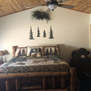 Big Bear Cool Cabins - master bedroom - Property Management Near Me - Big Bear Lake, California Big Bear Cool Cabins - master bedroom - Property Management Near Me - Big Bear Lake, California
