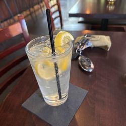 B2 Bar and Grill - Nice gin 'n tonic (Hendrix).