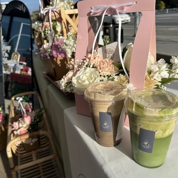 Paraluman Floral Design - Mixed arrangement + Haiku Teahouse drinks - Florists Near Me - Milpitas, California Paraluman Floral Design - Mixed arrangement + Haiku Teahouse drinks - Florists Near Me - Milpitas, California