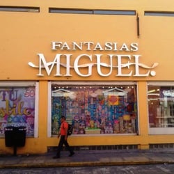 Fantasías Miguel - Así lucen los aparadores de Fantasías Miguel, con esto ya te das una idea de lo lleno y colorido que se ve el interior.