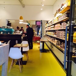 Un joli sol jaune, du mobilier sympa et plein de bonnes conserves !