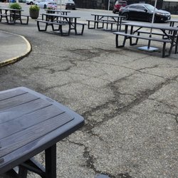 Davy's Burger Ranch - Clean spaces to sit and picnic.