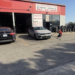 J's Discount Tire - Building