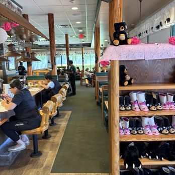Black Bear Diner Tarzana - Buy a toy bear ? - Diners Near Me - Tarzana, California