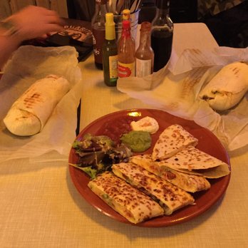 Jim Burrito - Links und rechts Chorizo- und veganer Grillgemüse-Burrito. In der Mitte eine Chorizo-Quesadilla mit drei Dips. - Mexican Near Me - Hamburg, HH