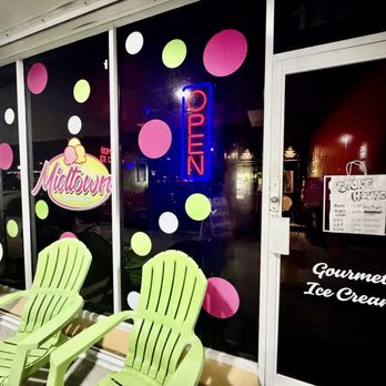 Midtown Creamery - Dark, but OPEN til 11pm! - Ice Cream & Frozen Yogurt Near Me - Miami, Florida