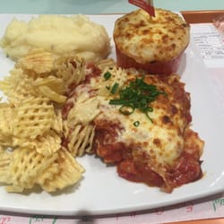 Mambembe - Frango parmigiana com escondidinho de camarão