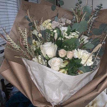 Bloom In Box - Creme & White Handtied Bouquet - Florists Near Me - La Palma, California
