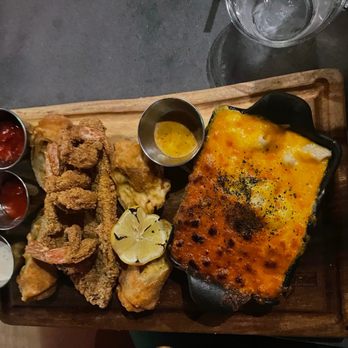 Rockhouse - Seafood platter with Mac and cheese - Southern Near Me - Houston, Texas