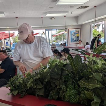 In-N-Out Burger - Busy Saturday - Burgers Near Me - Las Vegas, Nevada In-N-Out Burger - Busy Saturday - Burgers Near Me - Las Vegas, Nevada