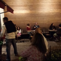 Bráz Pizzaria - Fila de espera com mesinhas.