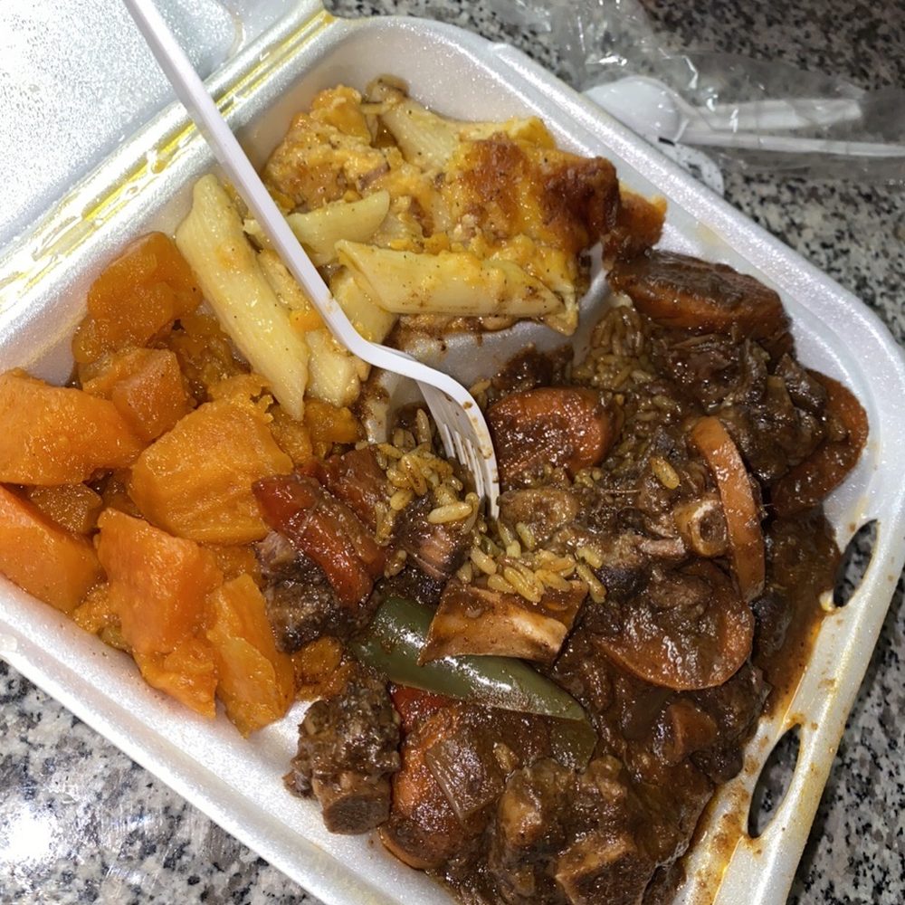 Small oxtails, Mac n cheese, yams Small oxtails, Mac n cheese, yams