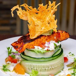 Mariscos El Capitan - Ensalada de Salmon El Capitan (Lechuga Spring Mix envuelta en Pepino con un adesero de naranja, queso fetta, Mango y aguacate)