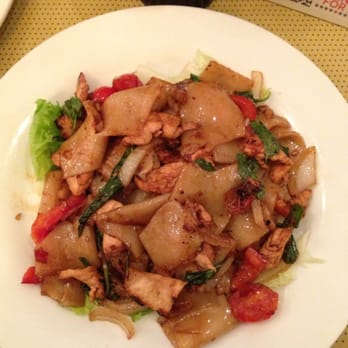 Sisters Thai - Drunken noodles with chicken - Thai Near Me - Fairfax, Virginia Sisters Thai - Drunken noodles with chicken - Thai Near Me - Fairfax, Virginia